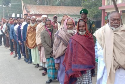 উৎসবমুখর পরিবেশে পিরোজপুরে ভোটগ্রহণ চলছে