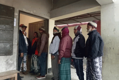 চাঁপাইনবাবগঞ্জে ভোটগ্রহণে পড়েনি ককটেল বিস্ফোরণের প্রভাব