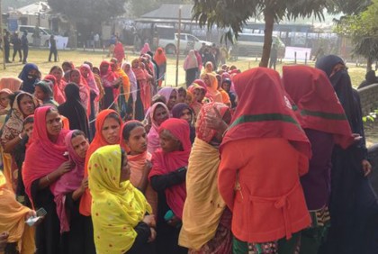 গাইবান্ধায় বেলা বাড়ার সাথে কেন্দ্রে বাড়ছে ভোটারের উপস্থিতি