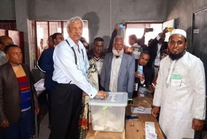 নৌকায় ভোট দিয়ে শাহজাহান ওমর বললেন এখন কথা বলার সময় না