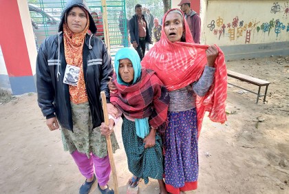 ভোট দিলেন ১০৬ বছর বয়সী আমিজা বেগম