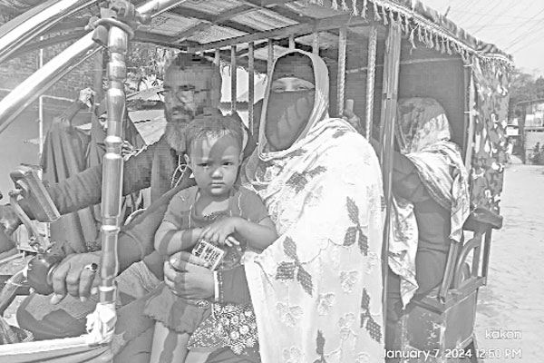 ইজিবাইক চালিয়ে ৫ শতাধিক ভোটার এনেছেন কাউন্সিলর