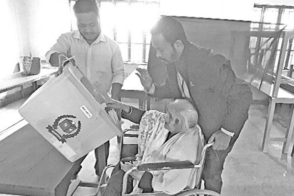 ১০১ বছর বয়সে ভোটদান