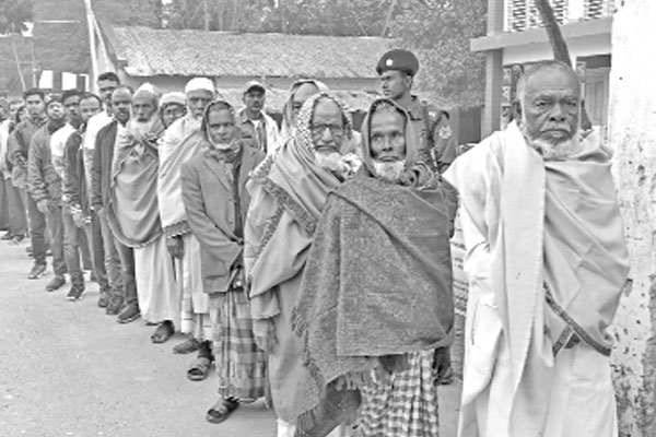 পিরোজপুরে ভোটারদের দীর্ঘ লাইন 