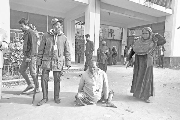 শারীরিক প্রতিবন্ধী আইয়ুব আলী ভোট দিয়েছেন