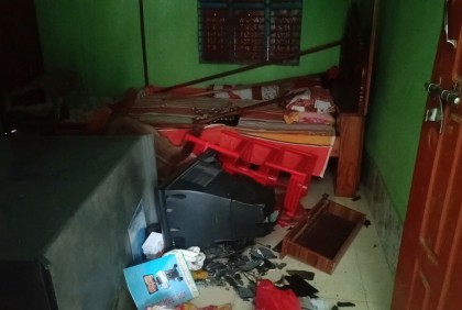ঝিনাইদহে নৌকার সমর্থকদের অর্ধশত বাড়িঘরে হামলা-ভাঙচুর 

