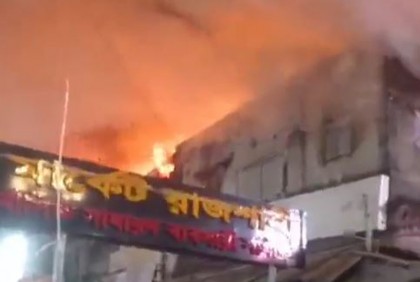 রাজশাহীর আরডিএ মার্কেটে ভয়াবহ আগুন 

