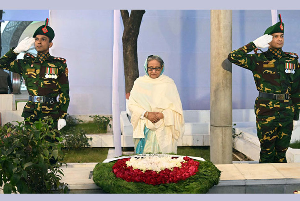 বনানীতে স্বজনদের কবরে প্রধানমন্ত্রীর শ্রদ্ধা
