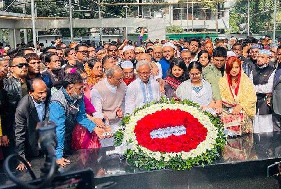 বঙ্গবন্ধুর প্রতিকৃতিতে আওলাদের শ্রদ্ধা