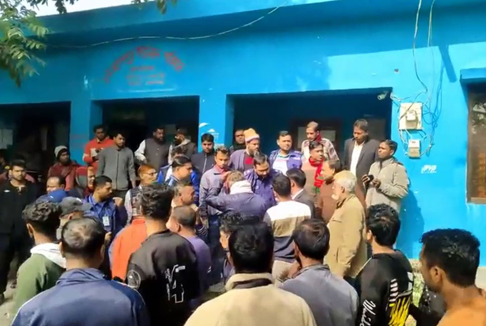 কাশিয়ানীতে হোল্ডিং ট্যাক্সের টাকা তোলা নিয়ে স্থানীয় ইউপি চেয়ারম্যান লাঞ্ছিত