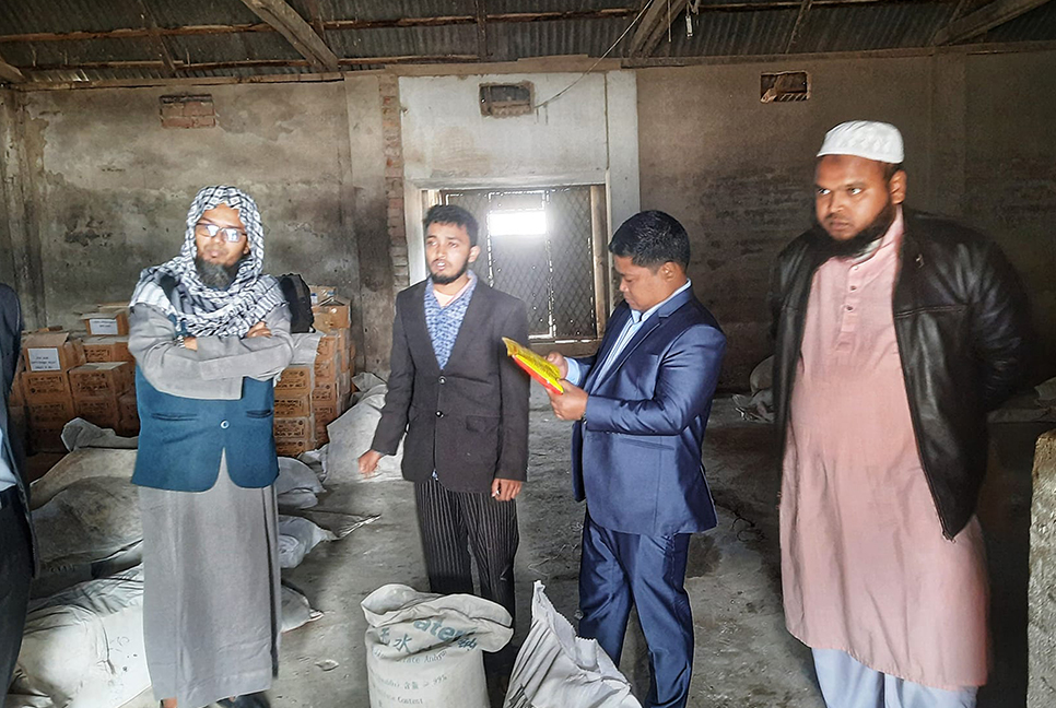 নালিতাবাড়ীতে ভেজাল সার জব্দ, ব্যবসায়ীকে জরিমানা