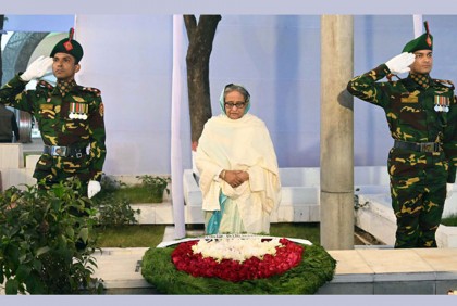 বনানীতে স্বজনদের কবরে প্রধানমন্ত্রীর শ্রদ্ধা