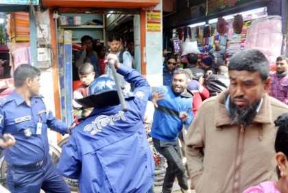 যশোরে লিফলেট বিতরণকালে বিএনপি নেতাকর্মীদের ওপর লাঠিচার্জ 