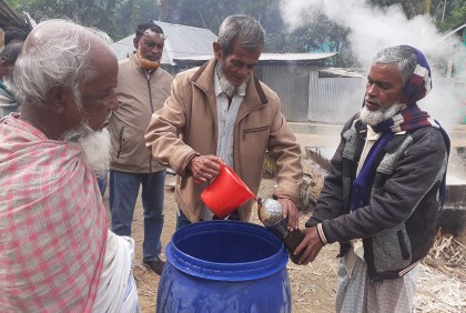 আখের গুড়ে বাজিমাত, কৃষকের মুখে মিষ্টি হাসি