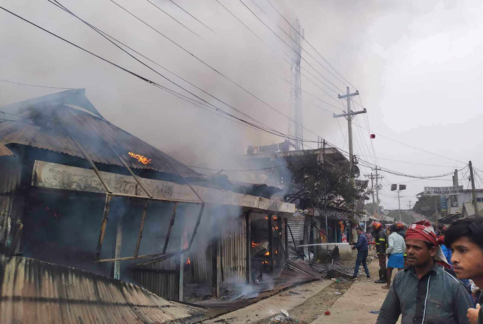 ব্রাহ্মণবাড়িয়ায় আগুনে ১০ দোকান পুড়ে ছাই

