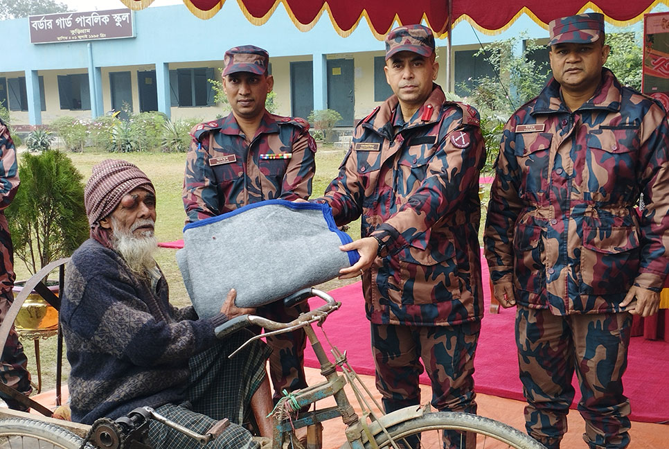 কুড়িগ্রামে প্রতিবন্ধী ও দুস্থদের মাঝে
বিজিবির শীতবস্ত্র বিতরণ