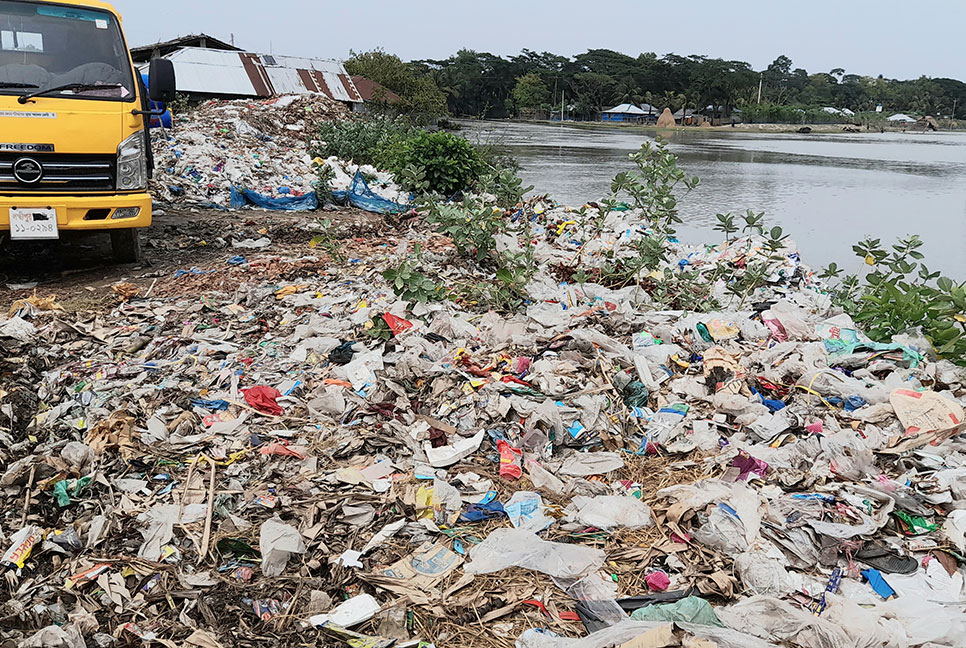 রামপালে বর্জ্য ফেলা হচ্ছে 
নদীতে, ঘটছে পরিবেশ বিপর্যয়