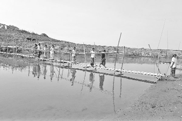 নদীতে সেতু না থাকায় দুর্ভোগ