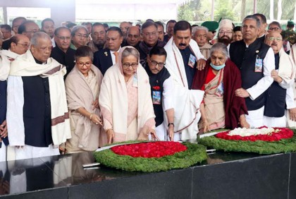 বঙ্গবন্ধুর প্রতিকৃতিতে শ্রদ্ধা জানালেন আওয়ামী লীগের নবনির্বাচিত এমপিরা