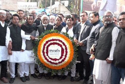 বরিশালে বঙ্গবন্ধুর প্রতিকৃতিতে আওয়ামী লীগের শ্রদ্ধা
