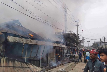 ব্রাহ্মণবাড়িয়ায় আগুনে ১০ দোকান পুড়ে ছাই

