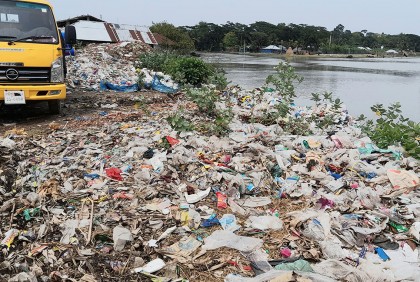 রামপালে বর্জ্য ফেলা হচ্ছে 
নদীতে, ঘটছে পরিবেশ বিপর্যয়