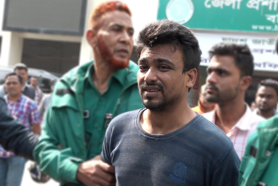 বরিশাল জেলা প্রশাসক কার্যালয়ে ঢুকে এক কর্মকর্তাকে মারধরের অভিযোগে যুবক আটক