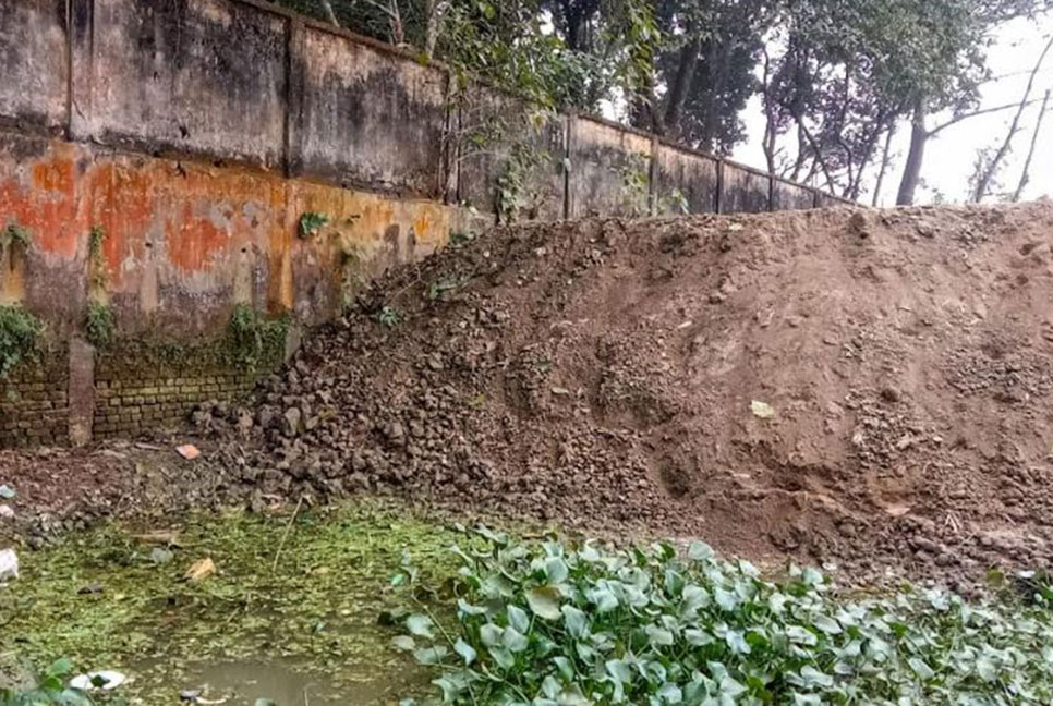 গাইবান্ধায় সরকারি খাল দখলের অভিযোগ আওয়ামী লীগ নেতার বিরুদ্ধে