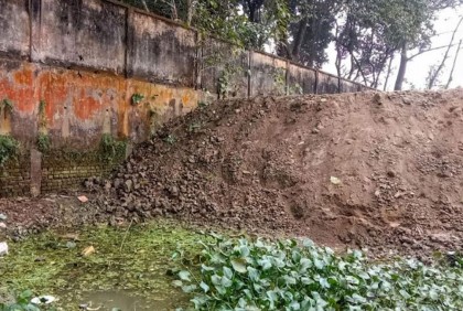 গাইবান্ধায় সরকারি খাল দখলের অভিযোগ আওয়ামী লীগ নেতার বিরুদ্ধে