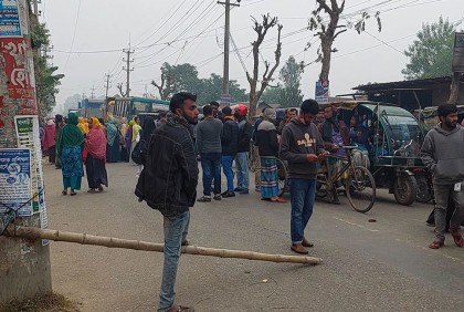 শ্রীপুরে সড়ক অবরোধ করে শ্রমিকদের বিক্ষোভ