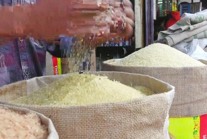 কুষ্টিয়ায় কেজিতে ৪ টাকা বেড়েছে চালের দাম