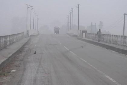 ঘন কুয়াশার চাঁদরে ঢাকা নীলফামারী