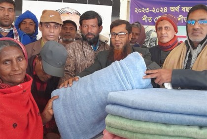অষ্টগ্রামে শ্রমিকদের মাঝে কম্বল বিতরণ