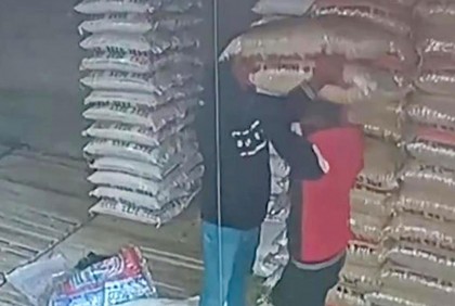 ধুনটে গোডাউন থেকে চাল চুরি