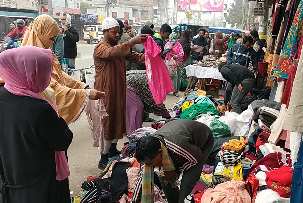 মৃদু শৈত্যপ্রবাহে শীতবস্ত্রের দোকানে ভিড়