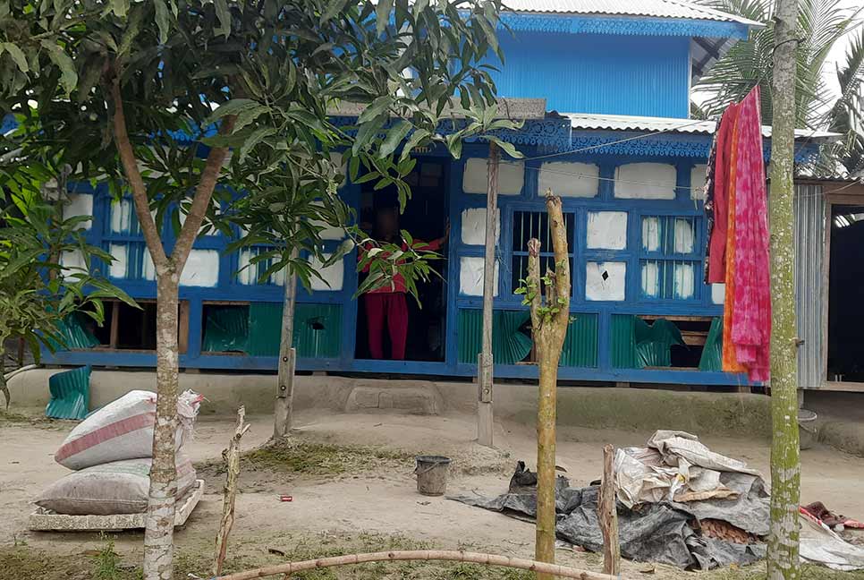 নৌকায় ভোট দেওয়ায় মাদারীপুরে বেদে পল্লীতে হামলা