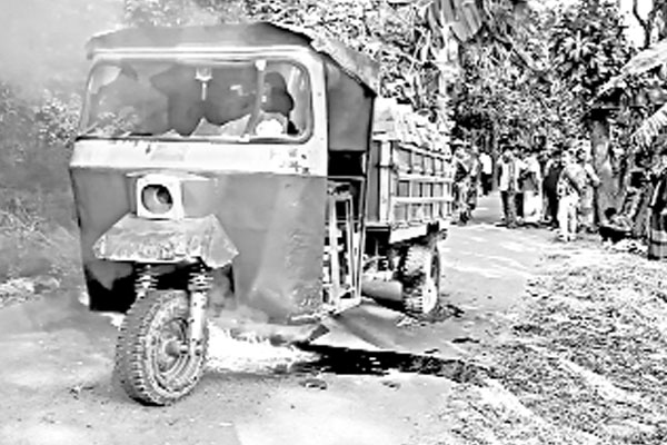 সড়কে স্বামী-স্ত্রীসহ নিহত ৫