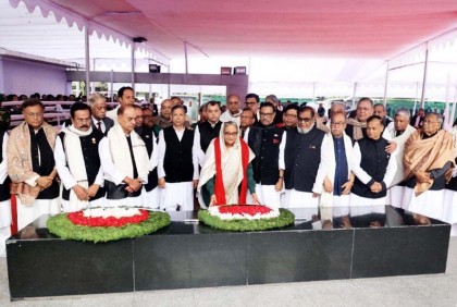 বঙ্গবন্ধুর প্রতিকৃতিতে প্রধানমন্ত্রী ও নতুন মন্ত্রিসভার শ্রদ্ধা 
