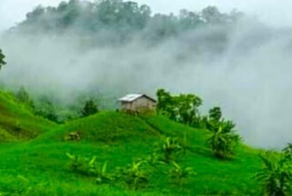 পাহাড়ে জেঁকে বসেছে শীত, হেডলাইট জ্বালিয়ে চলছে যানবাহন