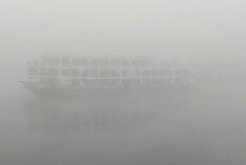 ঘন কুয়াশায় বিপজ্জনক হয়ে উঠছে নৌ পথ