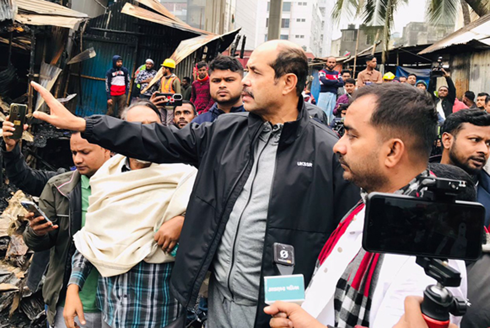 বস্তির ক্ষতিগ্রস্ত প্রতি পরিবার পাবে ৫ হাজার টাকা : মেয়র আতিক
