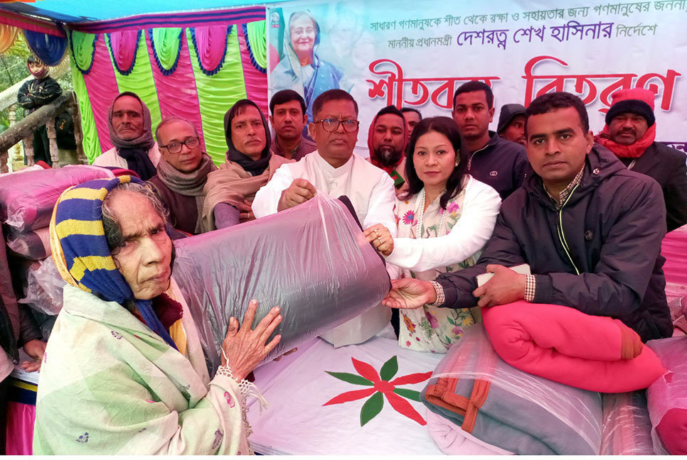 গৌরনদীতে দরিদ্রদের মাঝে শীতবস্ত্র বিতরণ