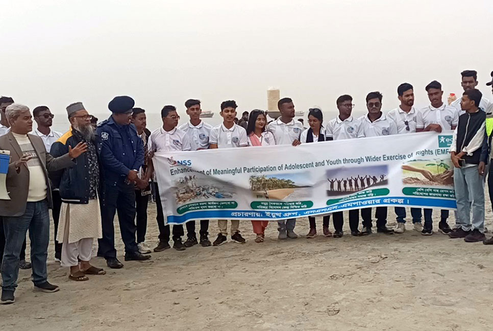 কুয়াকাটা সৈকতে পরিস্কার-পরিচ্ছন্নতা অভিযান