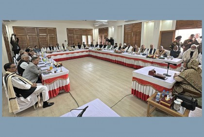 টুঙ্গিপাড়ায় নিজ বাড়িতে মন্ত্রিপরিষদ সদস্যদের নিয়ে প্রধানমন্ত্রীর বৈঠক

