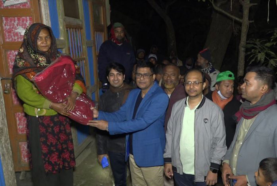 ভোলায় অসহায় মানুষের মাঝে কম্বল বিতরণ 
