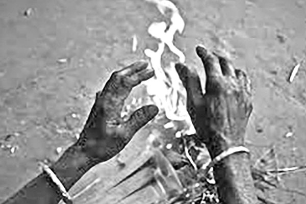 আগুন পোহাতে গিয়ে বৃদ্ধার মৃত্যু