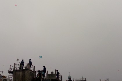 রংবেরঙের ঘুড়িতে ছেয়ে গেছে পুরান ঢাকার আকাশ 

