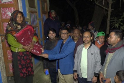 ভোলায় অসহায় মানুষের মাঝে কম্বল বিতরণ 
