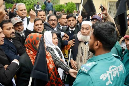 পুলিশের বাধায় বিএনপির আইনজীবীদের
কালো পতাকা বিক্ষোভ মিছিল পণ্ড