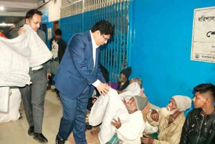 বরিশালে শীতার্তদের মাঝে কম্বল বিতরণ
